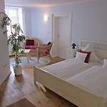 Hotelpension Pfarrhaus מלון אלט שוורין