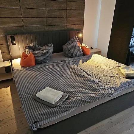 Hotelpension Pfarrhaus 3* אלט שוורין