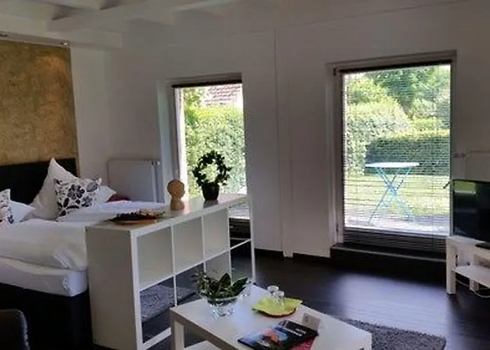 Hotelpension Pfarrhaus فندق ألت شفيرين