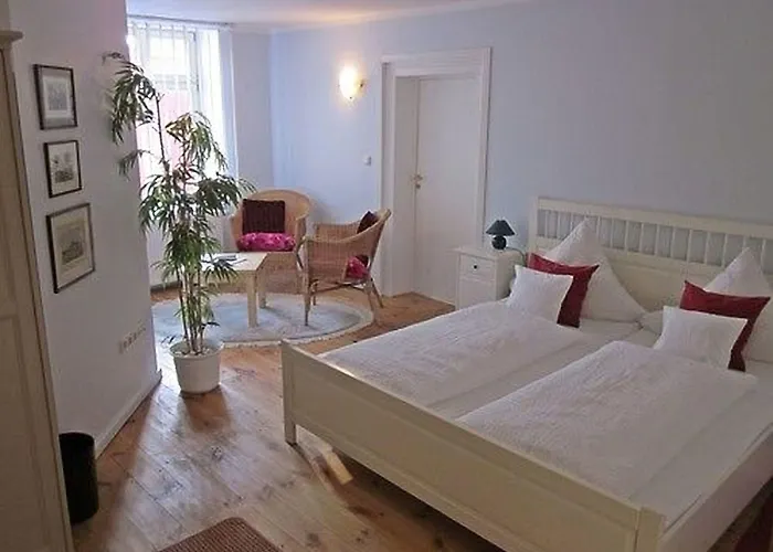 Hotelpension Pfarrhaus فندق ألت شفيرين