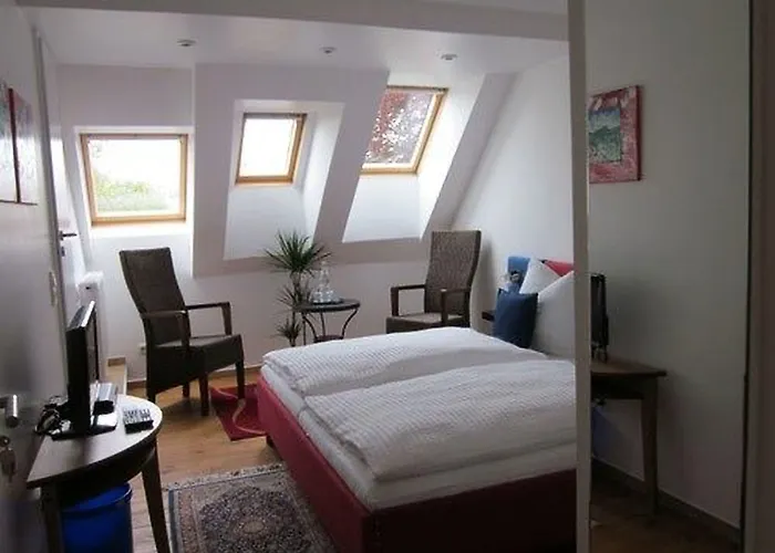 Hotelpension Pfarrhaus فندق ألت شفيرين